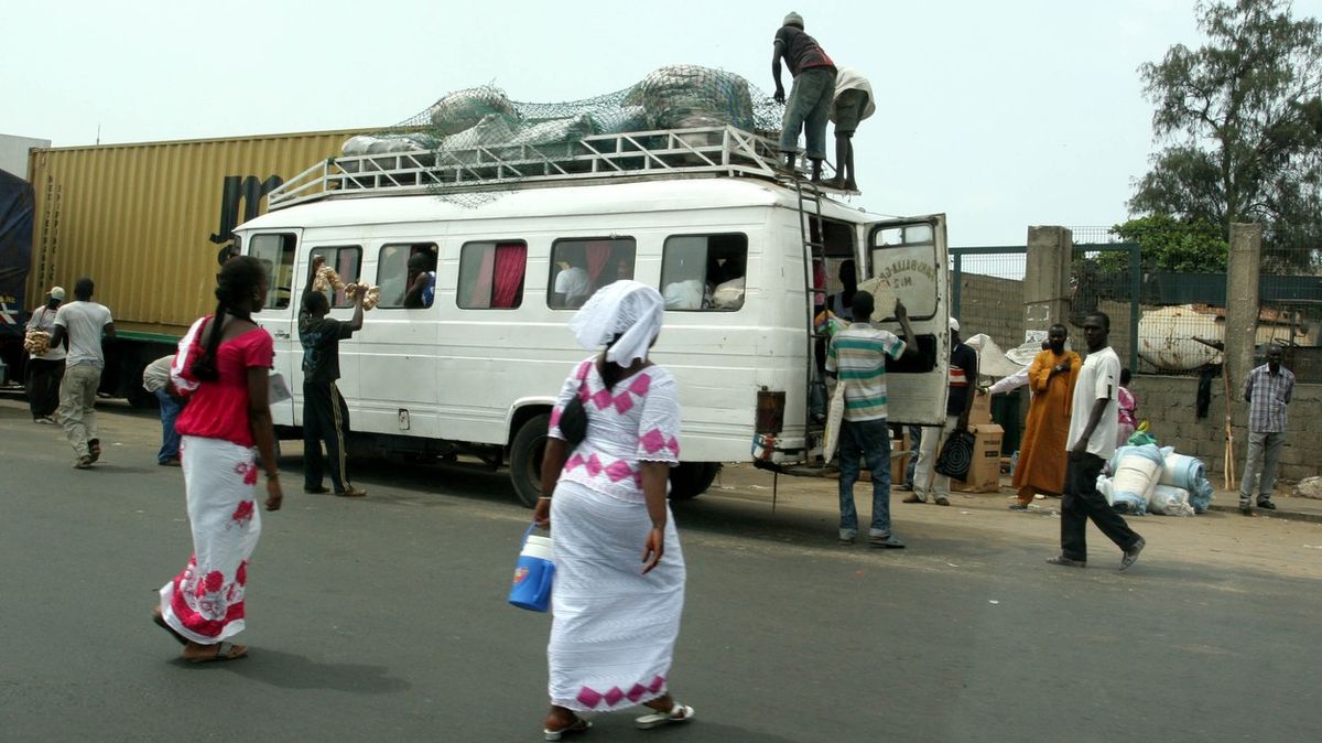 Tragédie v Senegalu. Při srážce autobusů zemřely desítky lidí